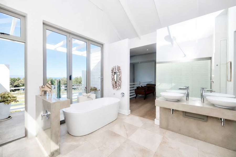 3 Bedroom Property for Sale in Fernkloof Estate Western Cape